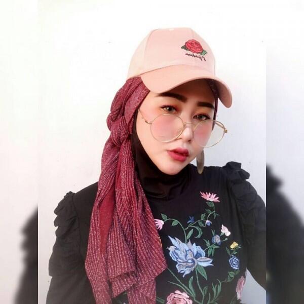 8 Ide OOTD Hijab ala Shelvie Hana Wijaya, Istri Daus Mini yang Stylish