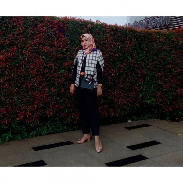 8 Ide OOTD Hijab ala Shelvie Hana Wijaya, Istri Daus Mini yang Stylish