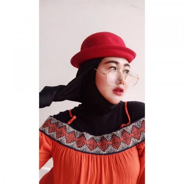 8 Ide OOTD Hijab ala Shelvie Hana Wijaya, Istri Daus Mini yang Stylish