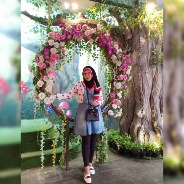 8 Ide OOTD Hijab ala Shelvie Hana Wijaya, Istri Daus Mini yang Stylish
