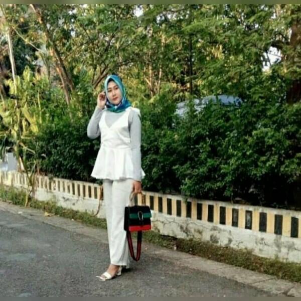 8 Ide OOTD Hijab ala Shelvie Hana Wijaya, Istri Daus Mini yang Stylish