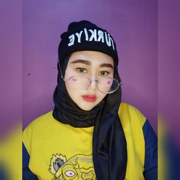 8 Ide OOTD Hijab ala Shelvie Hana Wijaya, Istri Daus Mini yang Stylish