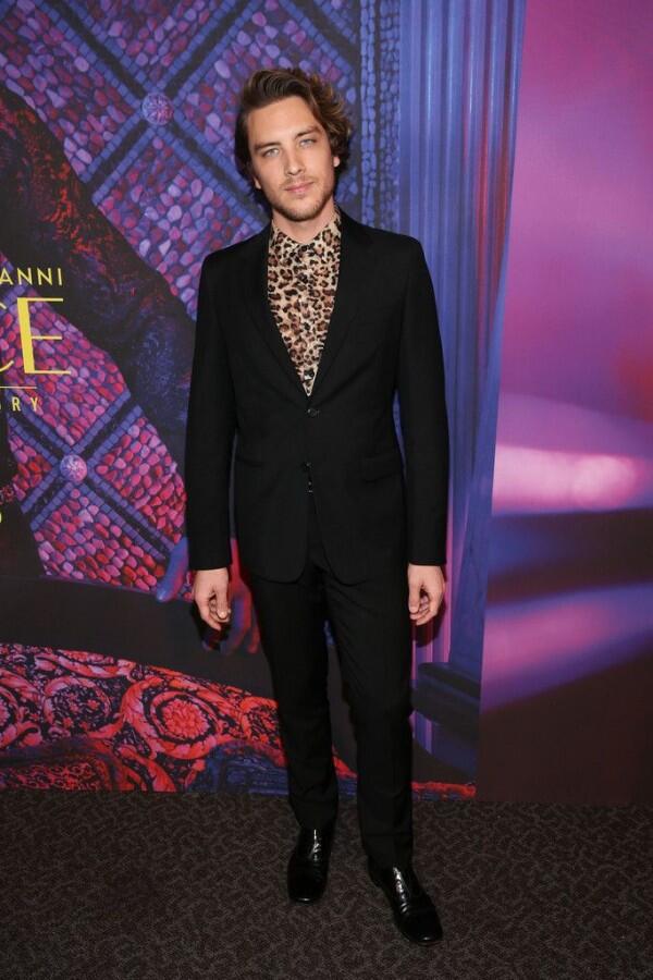 7 Gaya Androgini Cody Fern, Anak Emas Baru Hollywood