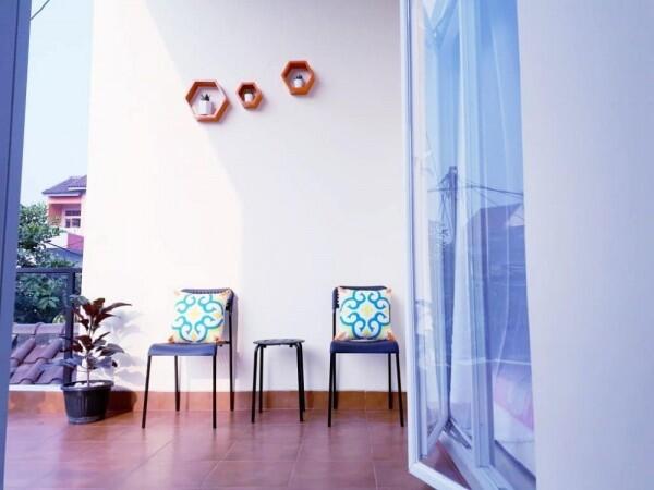 Inspirasi Rumah Eklektik di Lahan Seluas 75m, Ada Saung di Rooftop!