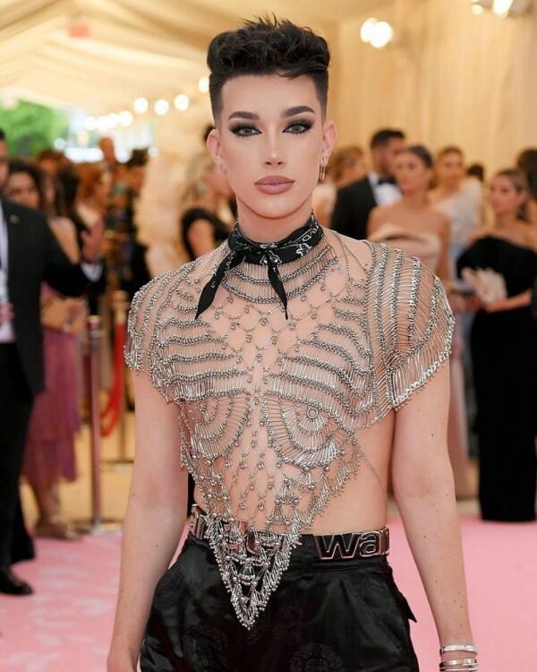 10 Fakta James Charles, YouTuber MUA yang Tengah Alami Kontroversi