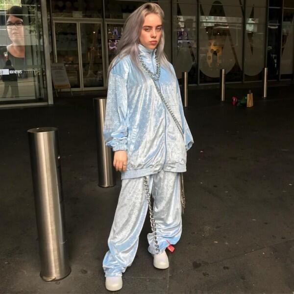 Alasan Sedih di Balik Gaya Berpakaian Billie Eilish yang 'Kedodoran'