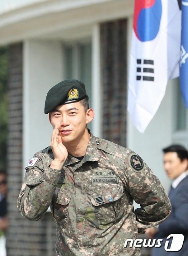 Keluar Wamil, Ini 11 Penampilan Taecyeon 2PM yang Manly Abis