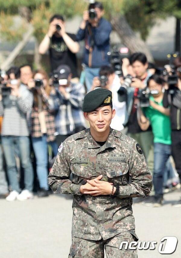 Keluar Wamil, Ini 11 Penampilan Taecyeon 2PM yang Manly Abis