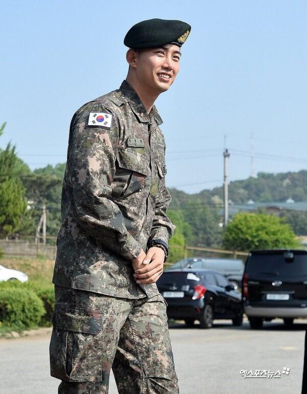 Keluar Wamil, Ini 11 Penampilan Taecyeon 2PM yang Manly Abis