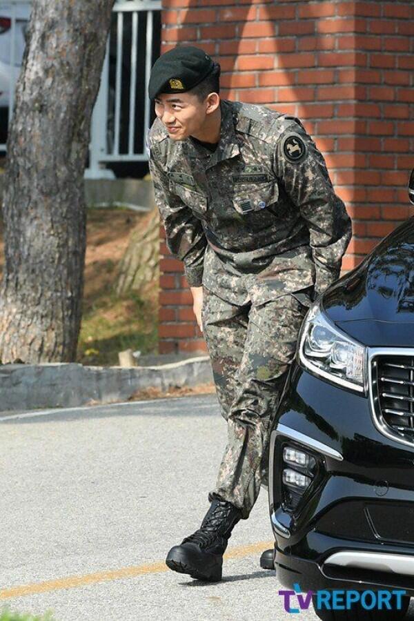 Keluar Wamil, Ini 11 Penampilan Taecyeon 2PM yang Manly Abis