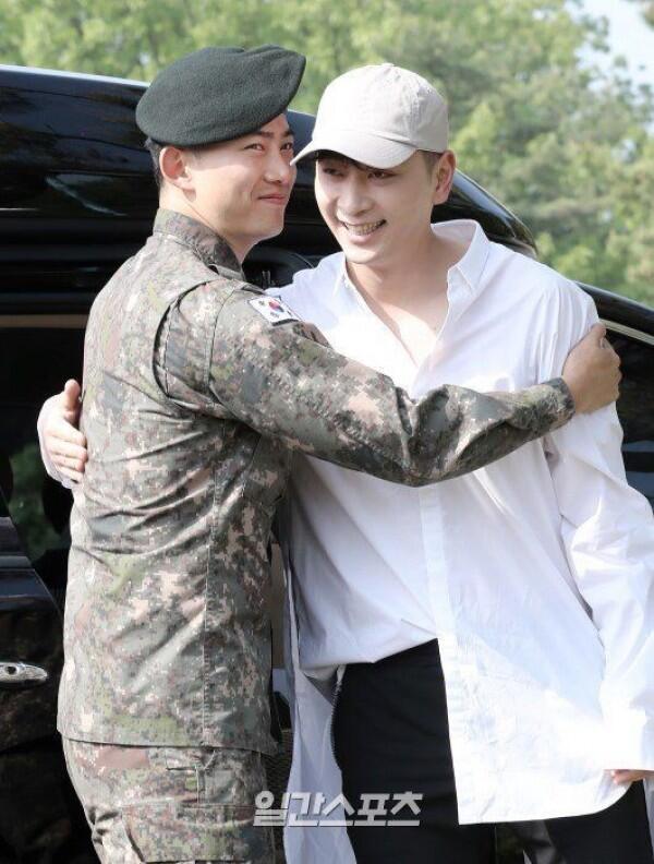Keluar Wamil, Ini 11 Penampilan Taecyeon 2PM yang Manly Abis