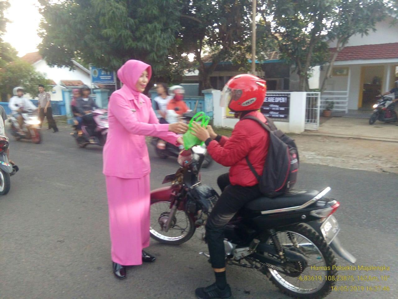 Jajaran Polsek Majalengka Kota Bersama Bhayangkari Berbagi Takjil Kepada Pengendara