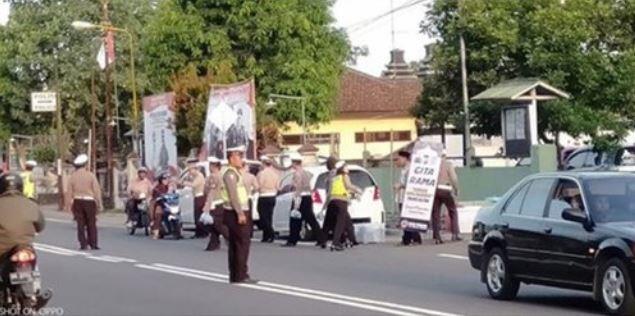 Haduh Salah Fokus, Dikira Razia Padahal Pak Polisi Sedang Bagi Takjil!