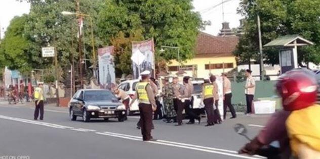 Haduh Salah Fokus, Dikira Razia Padahal Pak Polisi Sedang Bagi Takjil!