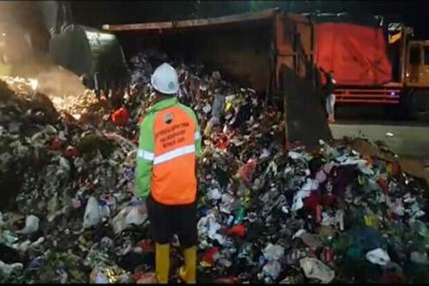 Truk Sampah DKI Terguling di Bantargebang, Polisi: Baunya Kemana-mana