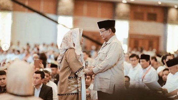 Pegangan Tangan, Foto Prabowo dan Neno Warisman Ini Jadi Meme Kocak