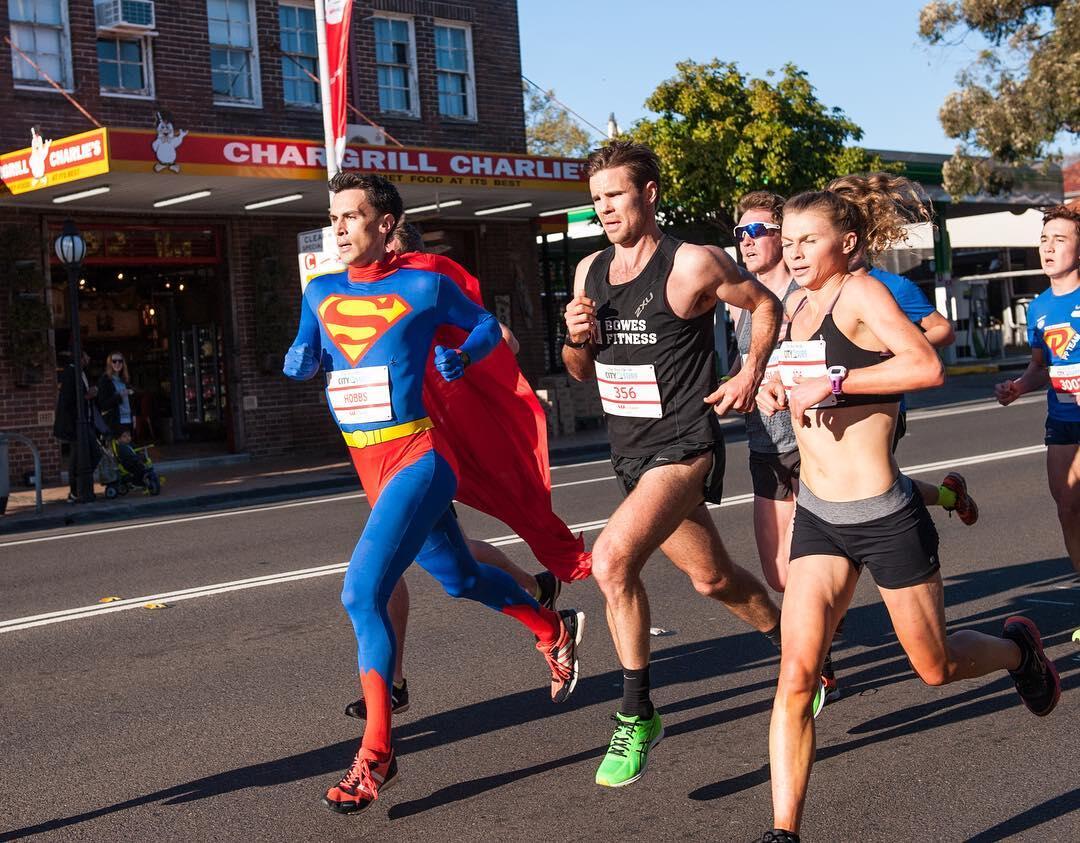 WOW, dengan Bergaya ala SUPERMAN, Pelari ini memenagkan Perlombaan Lari Gawang