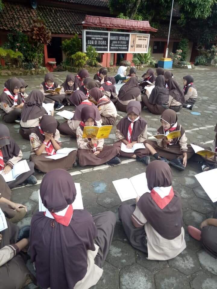 Ratusan Murid Berzikir Selama Bulan Ramadhan Di Halaman Sekolah Sebelum KBM