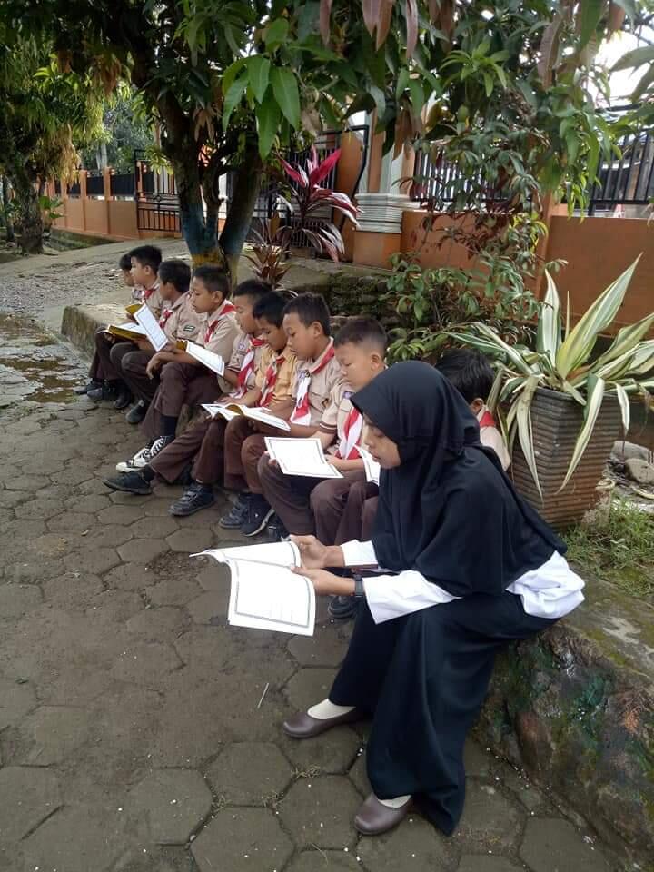 Ratusan Murid Berzikir Selama Bulan Ramadhan Di Halaman Sekolah Sebelum KBM