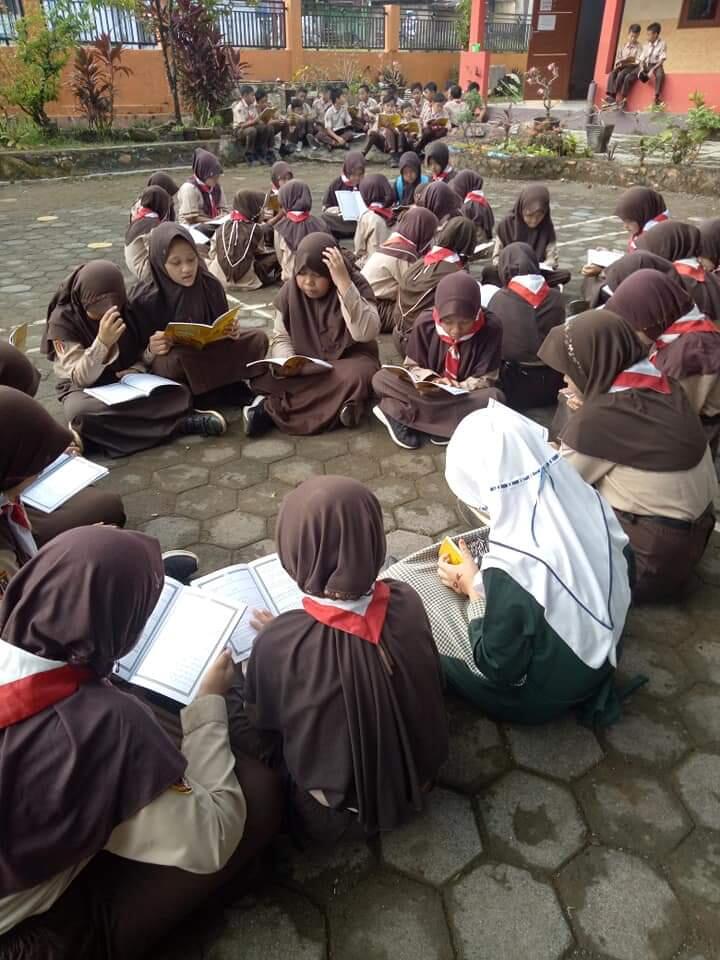 Ratusan Murid Berzikir Selama Bulan Ramadhan Di Halaman Sekolah Sebelum KBM