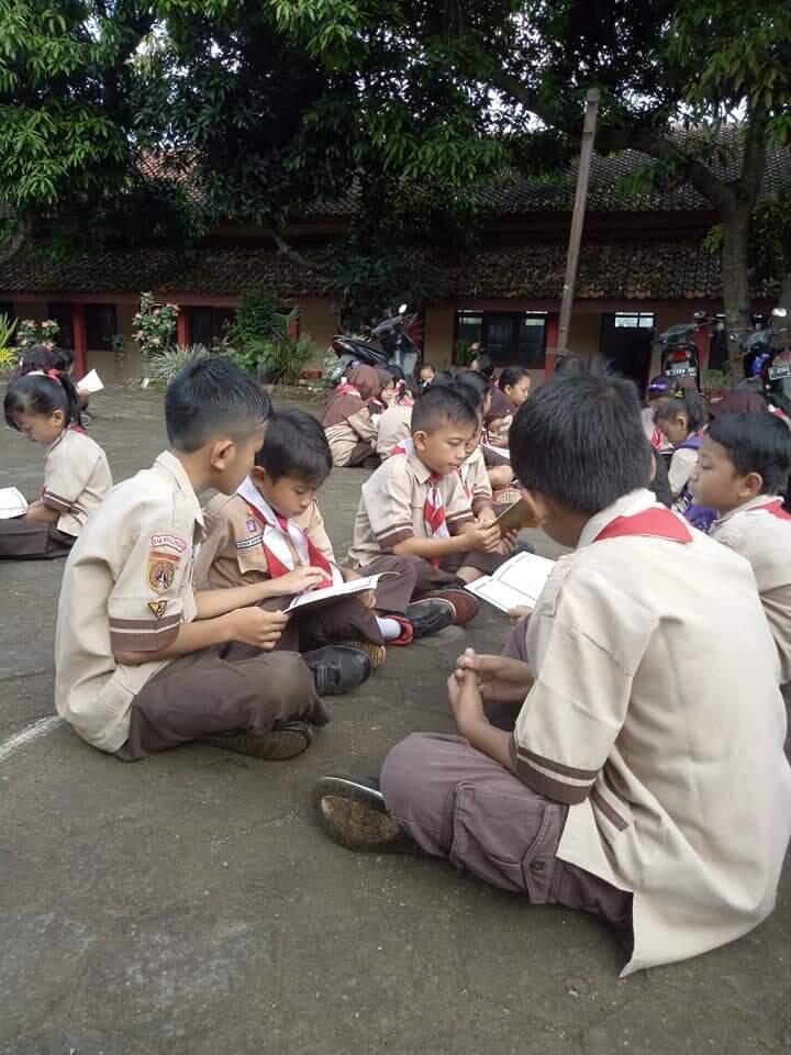 Ratusan Murid Berzikir Selama Bulan Ramadhan Di Halaman Sekolah Sebelum KBM