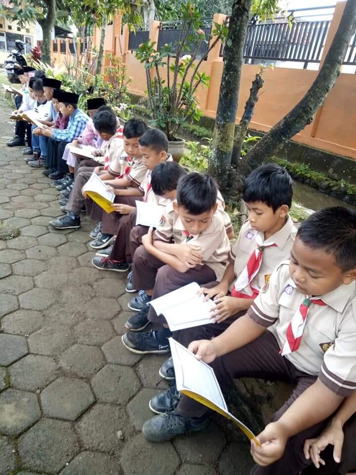 Ratusan Murid Berzikir Selama Bulan Ramadhan Di Halaman Sekolah Sebelum KBM