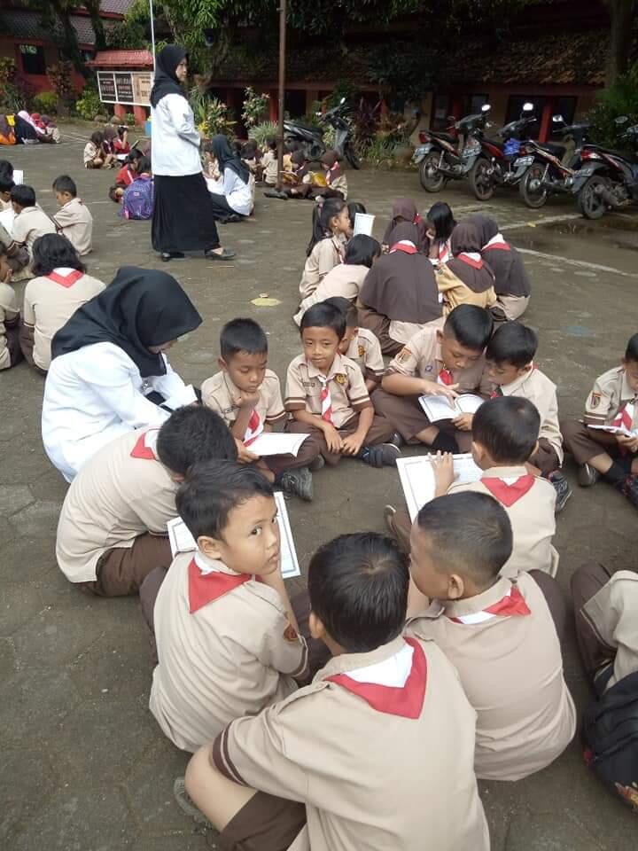 Ratusan Murid Berzikir Selama Bulan Ramadhan Di Halaman Sekolah Sebelum KBM