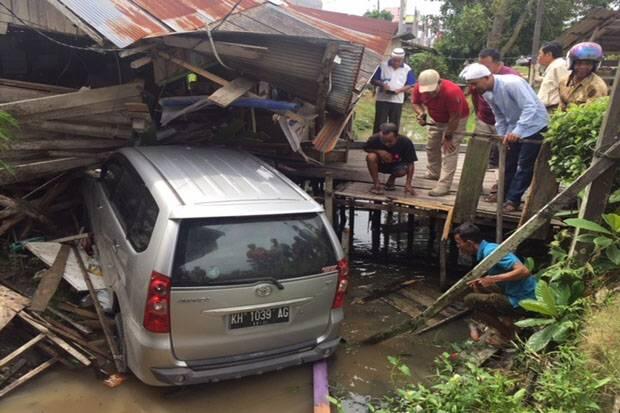 Mobil Avanza Seret Motor dan Tabrak Rumah Hingga Hancur