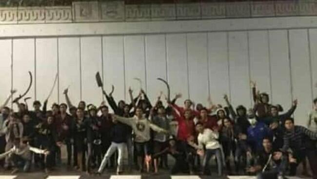Polisi Cek Foto Viral Gangster Pose Acungkan Celurit di Underpass