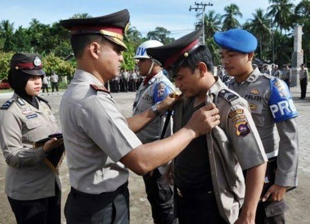 Setujukah Kalian Bila Polisi/TNI Gay Di Pecat ?