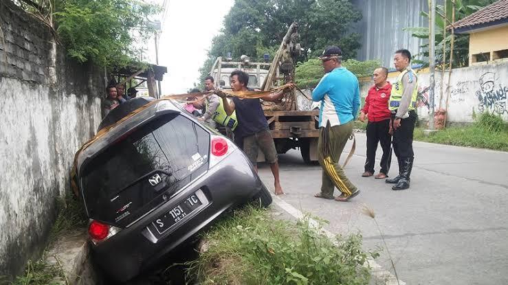 Wah Gila Sih !! Akibat Main Hp Di Jalan Malah Bikin Ngakak