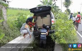 Wah Gila Sih !! Akibat Main Hp Di Jalan Malah Bikin Ngakak