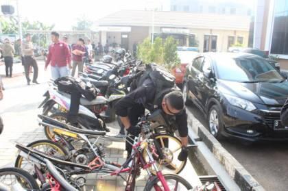 Sergap Balap Liar di Tangsel, Polisi Angkut Ratusan Motor Bodong