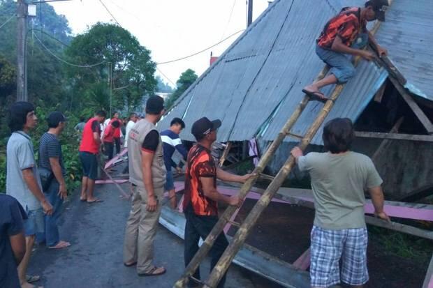 Setelah Diguyur Hujan Deras, Rumah Warga di Minahasa Tertimpa Longsor