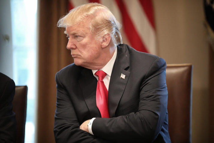 Perdana, Politikus Partai Republik Serukan Pemakzulan Trump!