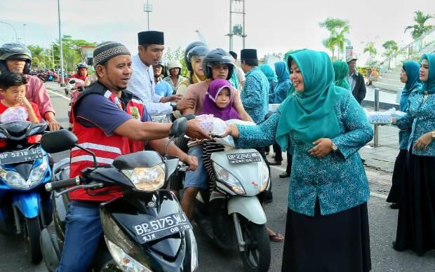 TP PKK Kota Tanjungpinang Berbagi Takjil di Gedung Gonggong