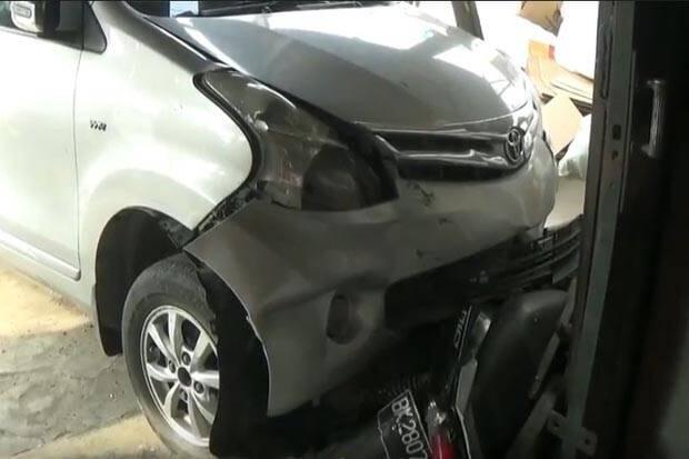 Diduga Sopir Masih Belajar, Mobil Tabrak Dua Kios dan Tiga Motor