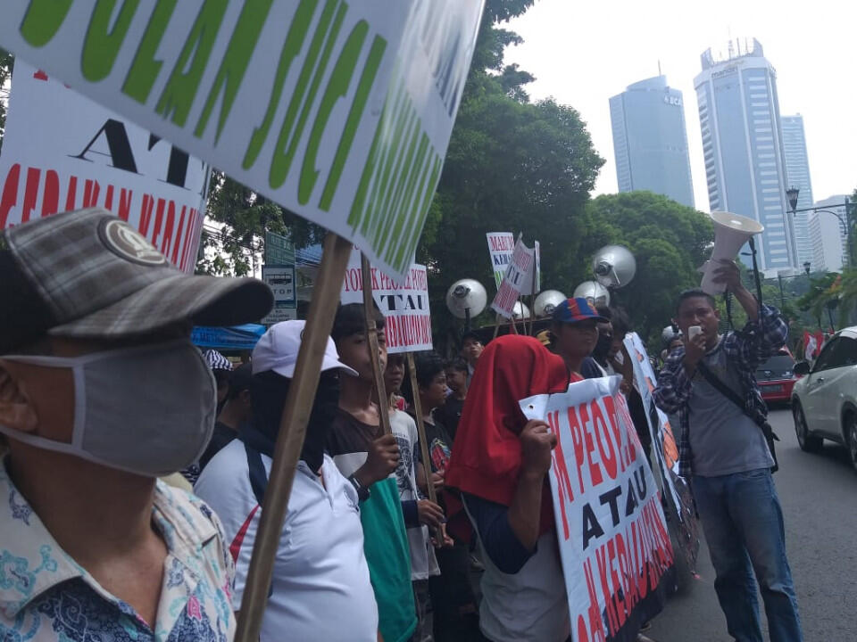 Beraroma Politik, Massa KMP Tolak People Power