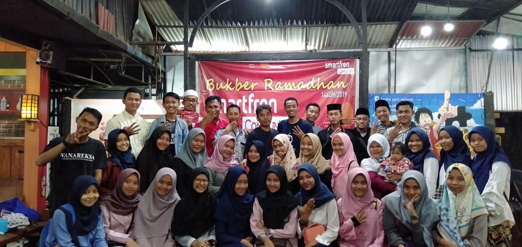 Smartfren Community Bandung Barat Bukber Sekaligus Angkat UMKM