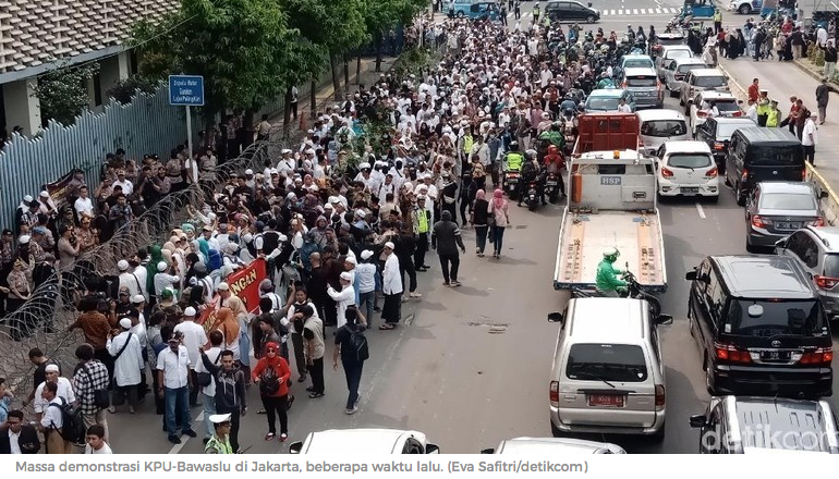 Aneka Cara Pendukung Prabowo Asal Karawang Hadiri Aksi 22 Mei