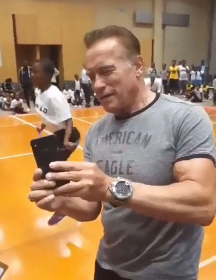 Arnold Schwarzenegger kena Tendangan KungFu orang tidak di kenal, dan tak bergeming
