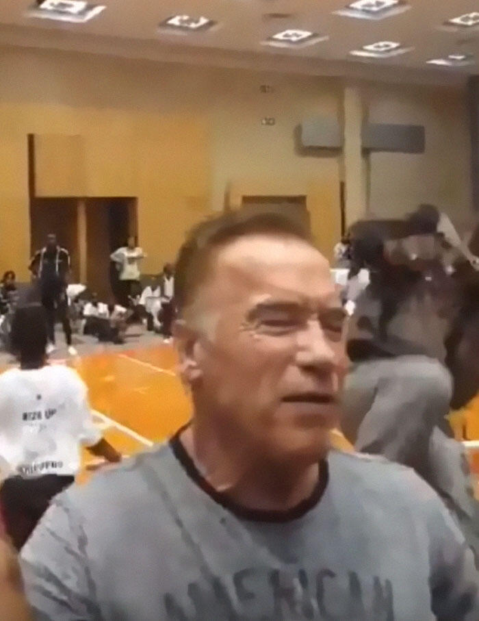 Arnold Schwarzenegger kena Tendangan KungFu orang tidak di kenal, dan tak bergeming