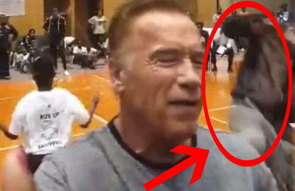 Arnold Schwarzenegger kena Tendangan KungFu orang tidak di kenal, dan tak bergeming