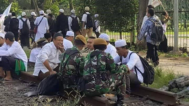 Sambut Kedatangan Pasukan TNI, Massa Minta Polisi Mundur