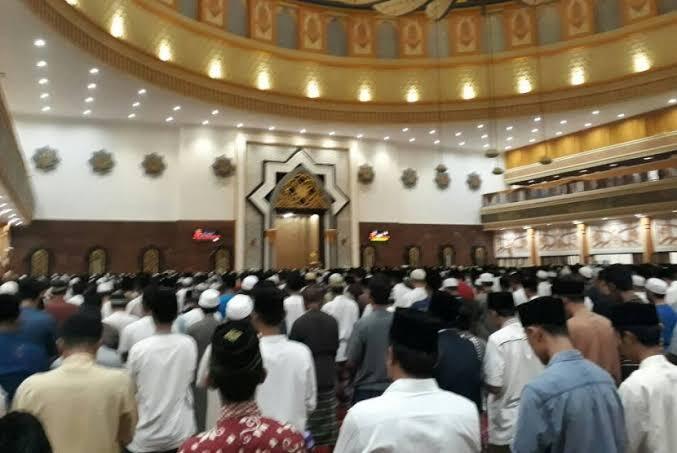 Shalat Tarawih Berjamaah Dua Imam Bergantian Dalam Satu Masjid, Koq Bisa?