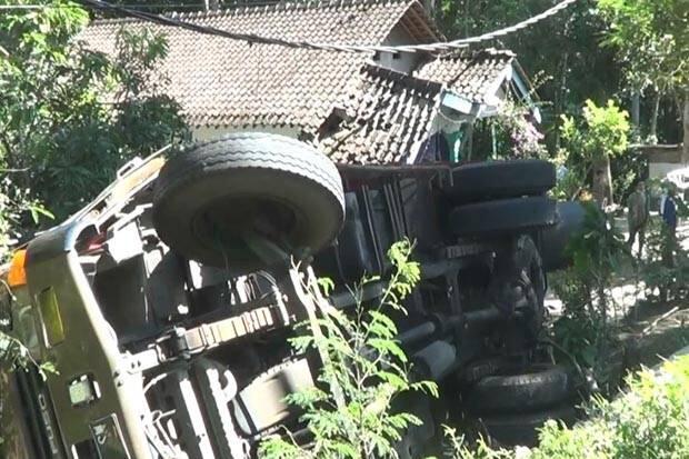 Tidak Kuat Menanjak, Truk Terguling dan Menimpa Rumah Warga