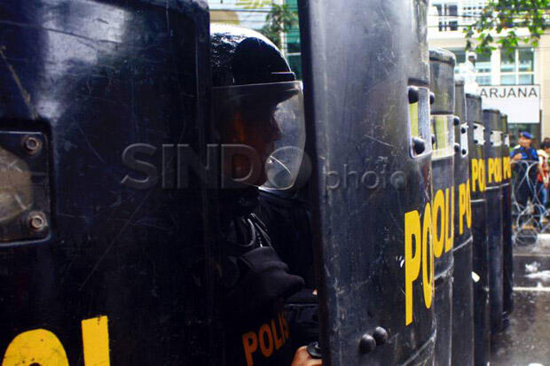 Memaksa Masuk Bawaslu, Massa dan Polisi Terlibat Aksi Saling Dorong