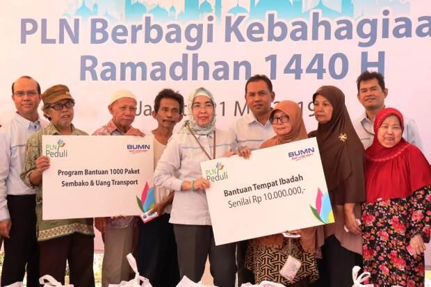PLN Bagikan 15.000 Paket sembako untuk Kaum Dhuafa