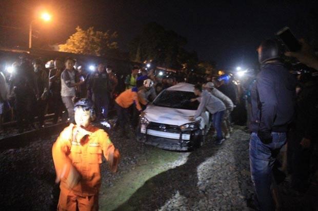 4 Motor dan Satu Mobil Diseruduk KA Jayakarta
