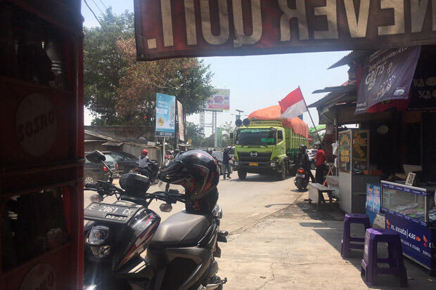 Macet Parah Akibat Truk Pasir, Pedagang Area Bandara Rugi Besar